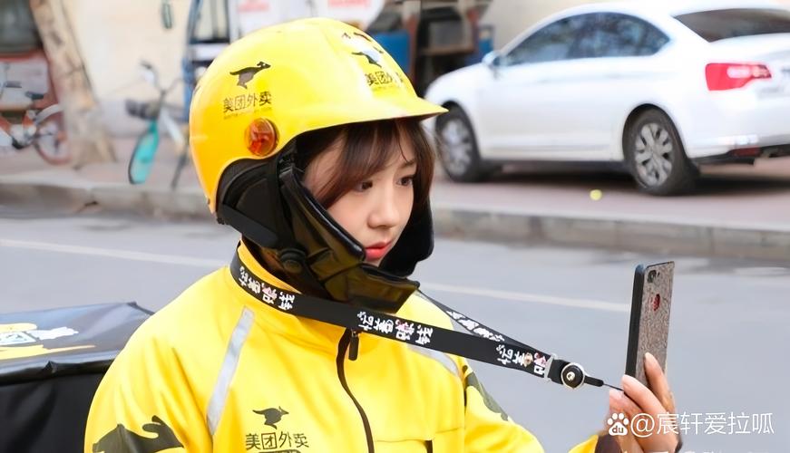 销售小哥救下女骑手,销售小哥救下女骑手视频
