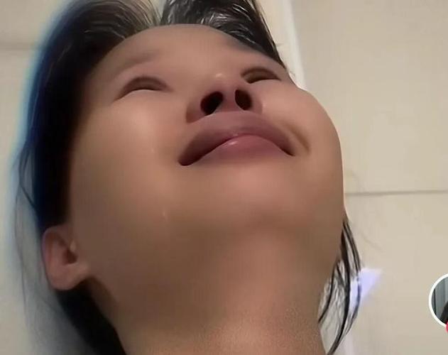 被继母关厕所17天,后妈深夜回家发现继女坐门口