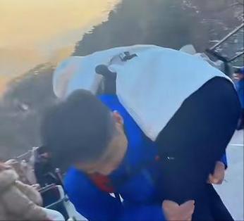 泰山陪爬男生忙疯了,爬泰山男女一定会分手吗
